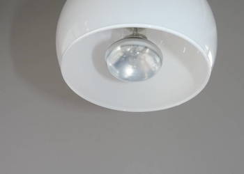 Lampa wisząca z małym kloszem do pokoju lub kuchni