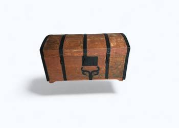 Stary drewniany kufer z okuciami vintage