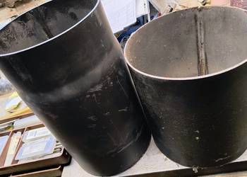 Dwa odcinki rury kominowej.