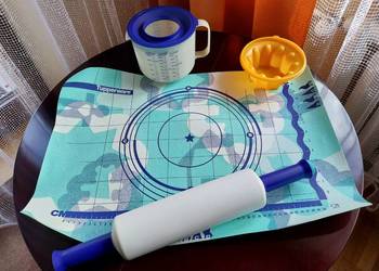 Tupperware - np. stolnica, wałek, foremka i parę innych elementów.