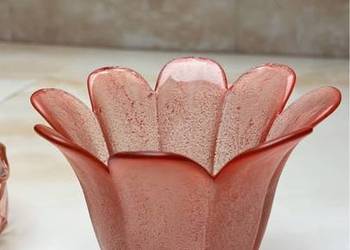 Rozalinowe szkło.  Wazonik, pojemnik, w kształcie rozchylonego kwiatu.  Wy