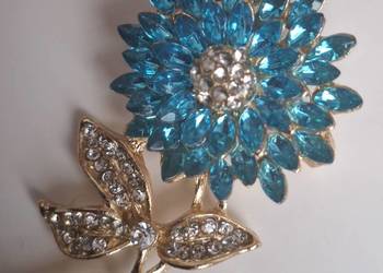 Stylowa I elegancka jasnoniebieska broszka w kształcie słonecznika