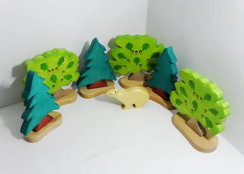 Zestaw drewnianych figurek marki Holztiger, las z drzewami liściastymi i ig