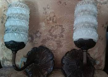 Stare kinkiety z podstawami mosiężnymi i szklanymi kloszami