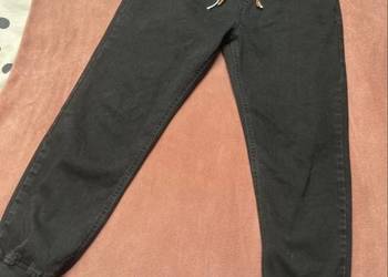 Czarne jeansowe spodnie chłopięce