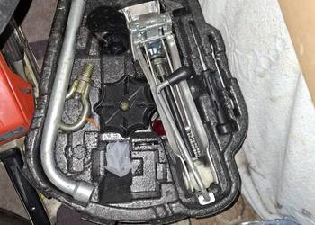 Wkładka koła zapasowego golf 4, lewarek, klucz.