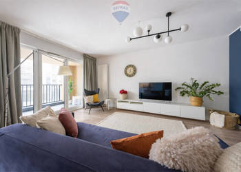 Apartamentowiec, umeblowane, okna na skwer, 2 pok.