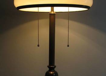 Stylowa, mosiężna lampa stołowa ze szklanym kloszem