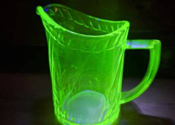 Magiczny Dzbanuszek Mlecznik ze Szkła Uranowego Vaseline Glass