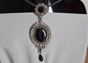 Klasyczny wisiorek na łańcuszku z czarnym kamień onyksu