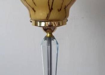 Piękna lampa na kryształowej kolumnie