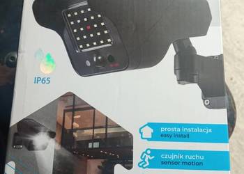 Atrapa kamery z funkcją lampy oraz zasilaniem solarnym