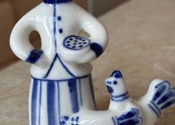 Figurka kobieta karmiąca kurę