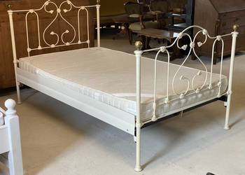 Białe łóżko metalowe 120x200