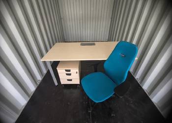 Stanowisko pracy Kinnarps – biurko + fotel + kontenerek (40 stanowisk)
