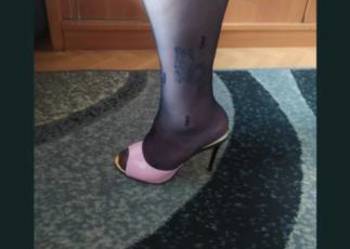 Piękne nowe cienkie granatowe pończochy ze wzorem LM roz 5-7.