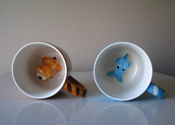 Urocze kubki w kropki z figurką delfina i pieska w środku 3D