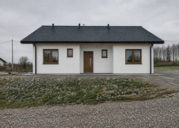 Nowoczesny dom parterowy 97 m² z pompą ciepła i dużą działką 9 arów