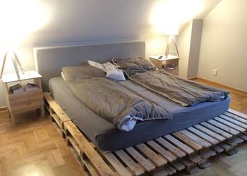 Łóżko z palet, tapicerowany zagłówek i siedzisko