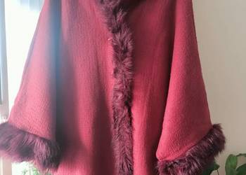 Ponczo wełniane z futerkiem.