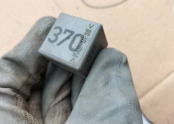 PRZEKAŹNIK 370 8D0951253