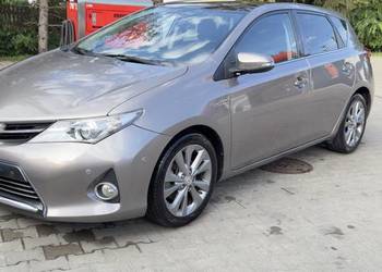 Toyota Auris hybryda 1.8 bogate wyposażenie