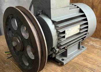 Silnik elektryczny 1,5 kW MEZ 3-fazowy 1410 obr IP54 + koło pasowe