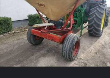 Rozsiewacz nawozu Vicon na wozku