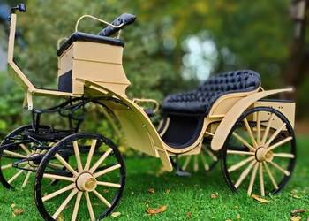 Zabytkowa bryczka dorożka typu Victoria z XIX odrestaurowana