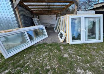 Okna plastikowe białe kompletne z ramami i klamkami ładne białe PCV