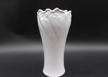 TIRSCHENREUTH porcelanowy wazon z falistym brzegiem i reliefowym wzorem