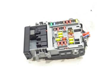 SKRZYNKA BEZPIECZNIKÓW OPEL ASTRA J 13222786 Hatchback 09-15 1.4 100KM