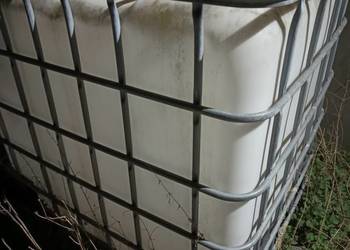 Mauser 1000 litrów Czysty w koszu metalowym Zawór