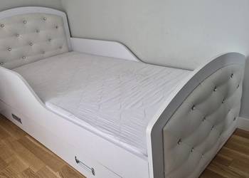 Łóżko dziecięce dla małej księżniczki białe z pikowanym zagłówkiem Glamour