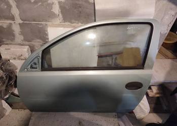 Drzwi lewe przednie zielone Opel Corsa C lakier Z388 wersja trzydrzwiowa 3D