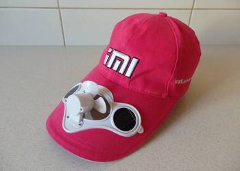 Czerwona czapka solarna z wiatraczkiem. Tajlandia.