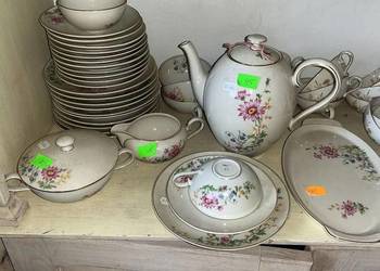 Cukiernica. Royal Ivory, Bohemia. Łączka na porcelanie w kolorze ecru