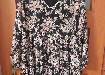 Sukienka w kwiatki czarna.