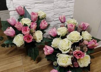 Stroik na cmentarz z wazonem, wiązanka na grób, tulipany