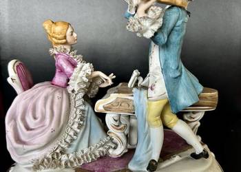Porcelanowa figurka muzykujących dworzan, biskwit