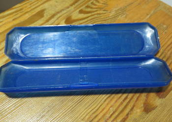 Plastikowe etui do przechowywania ołówków (chyba), niebieskie, używane