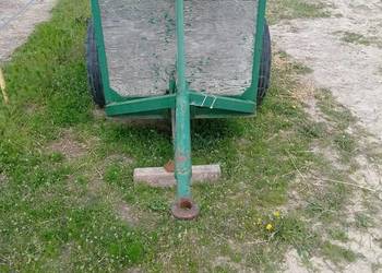 Mała przyczepa rolnicza, sztywna. Solidna.