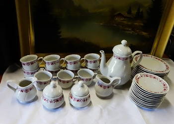 Zestaw porcelany stołowej z klasycznym, kwiatowym dekorem