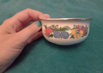 Sprzedam małą metalową miseczkę z motywem z PRL   Odbiór