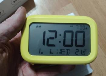 DOOMAY Cyfrowy budzik przy łóżku, zasilany baterią zegar z wyświetlaczem LC