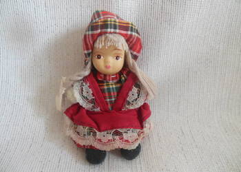 Laleczka porcelanowa, siedząca PRL