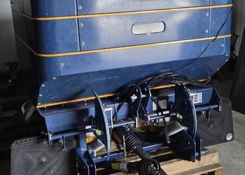 Rozsiewacz sadowniczo-rolniczy z przystawką do rzędów