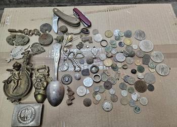 Monety broszka guziki scyzoryk klamra z czasów PRL-u