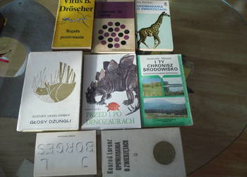 Zestaw książek zoologicznych.