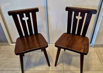 Drewniane dwa stare krzesła w stylu wiejskim